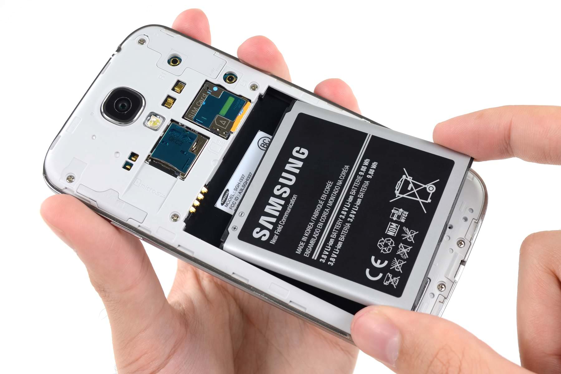 EU verplicht fabrikanten om tegen 2027 over te schakelen op verwijderbare batterijen in alle smartphones EU verplicht fabrikanten om tegen 2027 over te schakelen op verwijderbare batterijen in alle smartphones