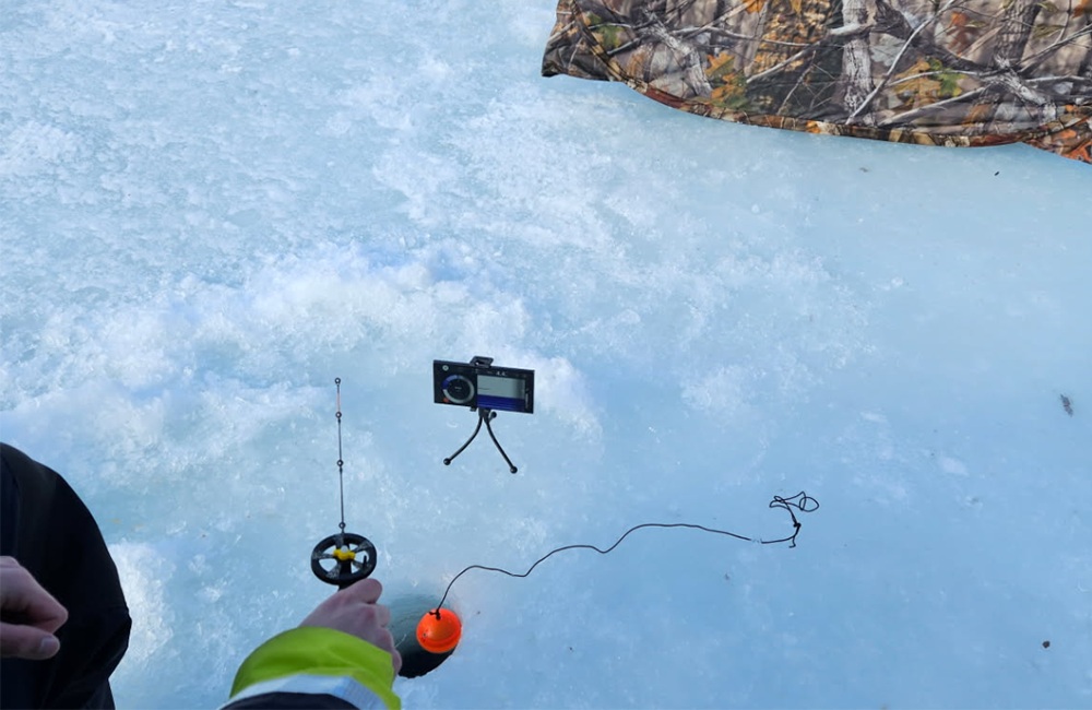 Test onder ijs: hoe de Galaxy S23 Ultra 5 uur onderdompeling in de rivier heeft doorstaan Onaantastbare Galaxy S23 Ultra: 5 uur onder het ijs - en geen krasje!