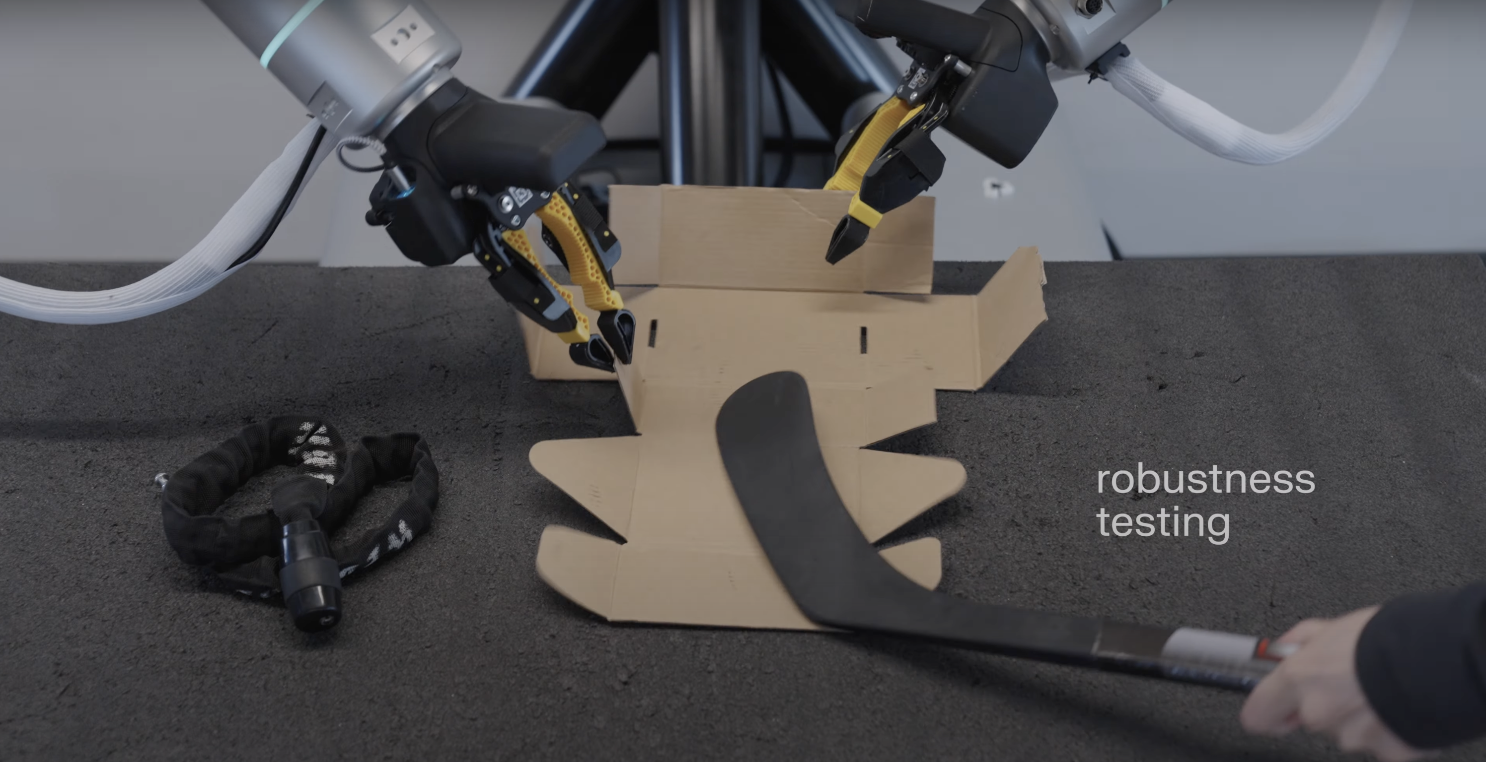Door de rommel kijken: de robot vouwt de doos perfect De robot presteert perfect bij de assemblagetakst ondanks de interferentie