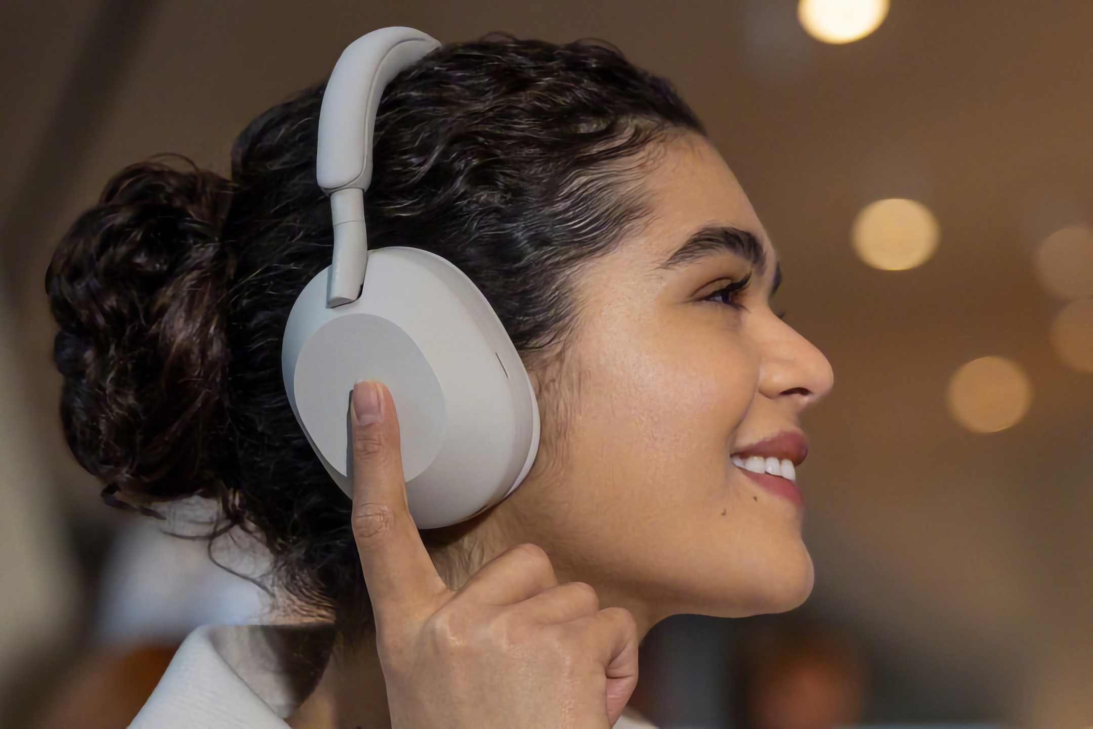 Sony WH-1000XM5 kreeg met een software-update ondersteuning voor Head Tracking en LDAC bij aansluiting op meerdere apparaten. Sony WH-1000XM5 kreeg met een software-update ondersteuning voor Head Tracking en LDAC bij aansluiting op meerdere apparaten.