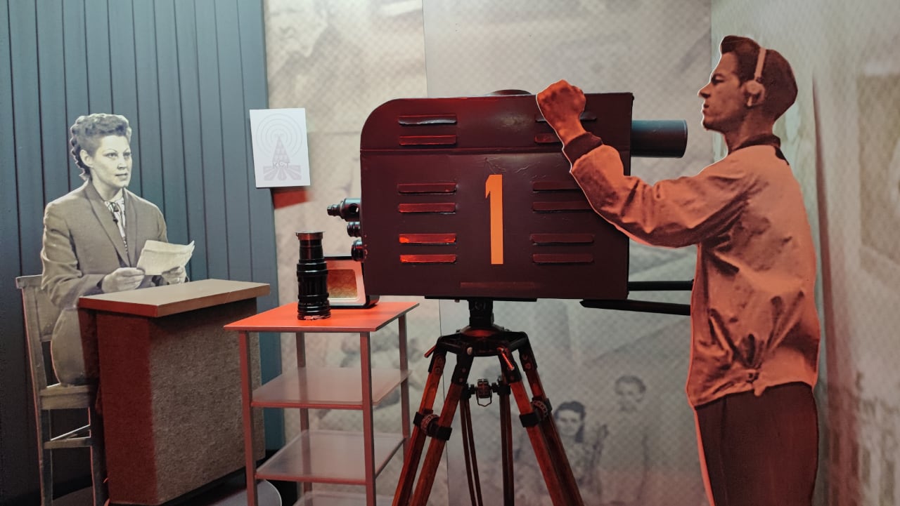 Televisieapparatuur uit een vervlogen tijdperk: een fotoreportage van het Televisiemuseum in het Pencil TV Centre Televisieapparatuur uit een vervlogen tijdperk: een fotoreportage van het Televisiemuseum in het Pencil TV Centre