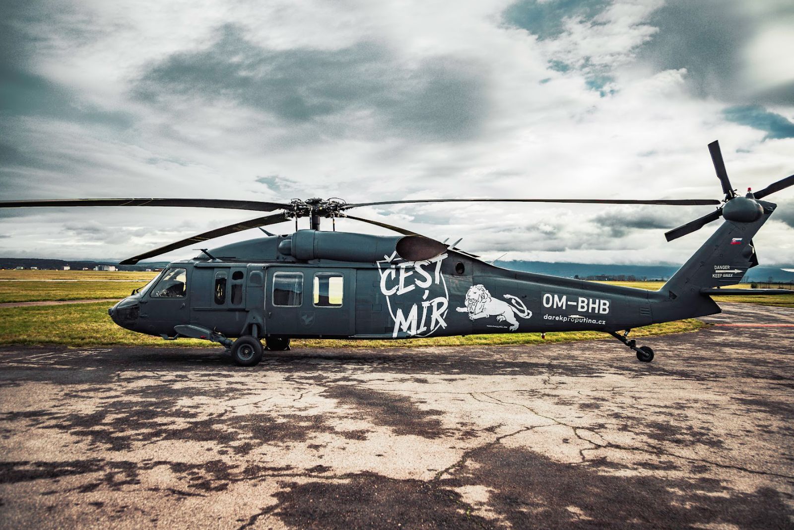 Tsjechen en Slowaken zamelen €4,3 miljoen in voor UH-60 Black Hawk-helikopter voor Oekraïense inlichtingendienst Tsjechen en Slowaken zamelen €4,3 miljoen in voor UH-60 Black Hawk-helikopter voor Oekraïense inlichtingendienst