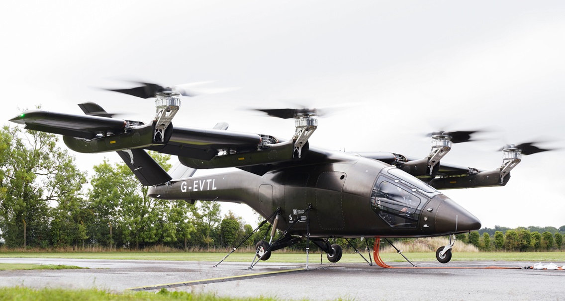 De VX4-luchttaxi van Vertical Aerospace heeft zijn eerste onbemande vlucht gemaakt en haalde snelheden van 70 km/u. De VX4-luchttaxi van Vertical Aerospace heeft zijn eerste onbemande vlucht gemaakt en haalde snelheden van 70 km/u.