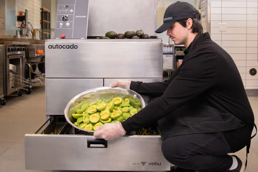 Chipotle gebruikt een robot om avocado's te schillen om de bereiding van guacamole te versnellen Chipotle gebruikt een robot om avocado's te schillen om de bereiding van guacamole te versnellen