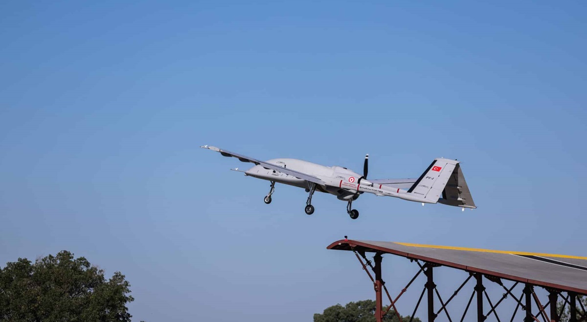 Bayraktar TB3 deck strike drone voor het eerst gelanceerd vanaf een skischans Bayraktar TB3 deck strike drone voor het eerst gelanceerd vanaf een skischans