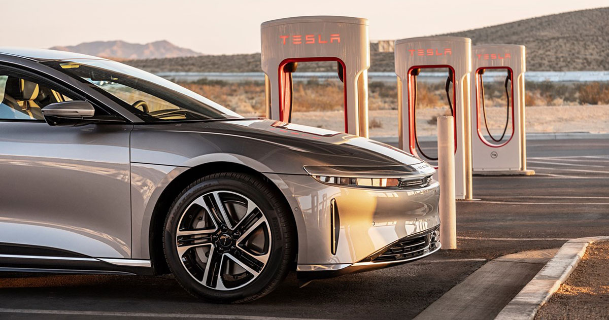 Lucid Air gevuld door Tesla: de grenzen van de elektrische auto-oorlog vervagen