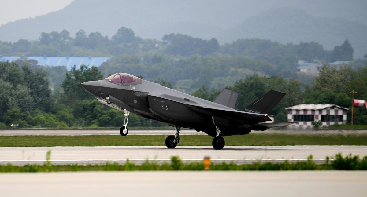 Republiek Korea schroeft F-35 Lightning II gevechtsvliegtuig van de vijfde generatie ter waarde van bijna 100 miljoen dollar af na botsing met adelaar Republiek Korea schroeft F-35 Lightning II gevechtsvliegtuig van de vijfde generatie ter waarde van bijna 100 miljoen dollar af na botsing met adelaar