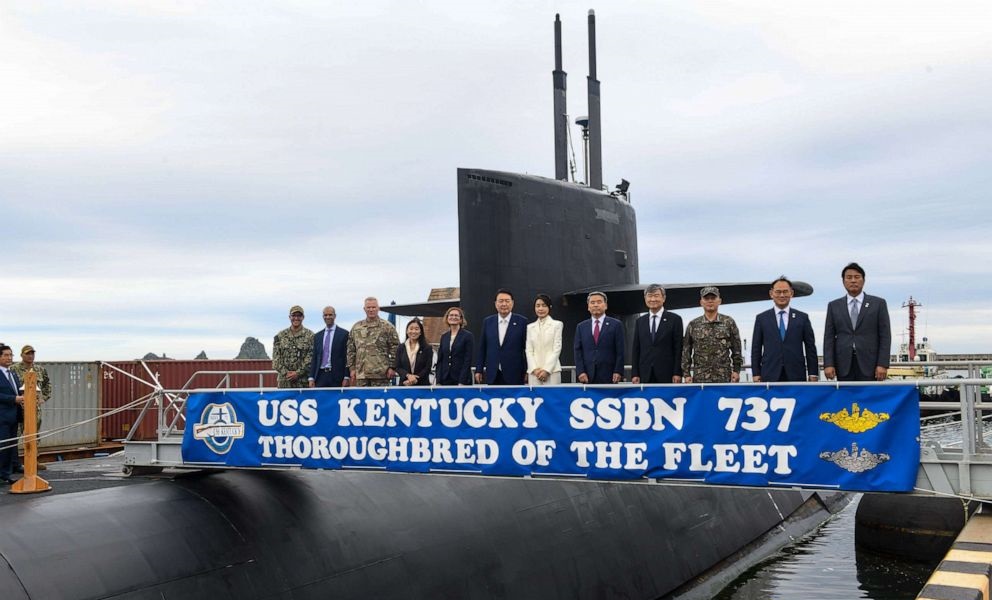ABC News zond een exclusief verhaal uit vanaf de nucleair aangedreven onderzeeër USS Kentucky (SSBN-737), die kernwapens kan dragen en onlangs in de Republiek Korea is aangekomen. ABC News zond een exclusief verhaal uit vanaf de nucleair aangedreven onderzeeër USS Kentucky (SSBN-737), die kernwapens kan dragen en onlangs in de Republiek Korea is aangekomen.