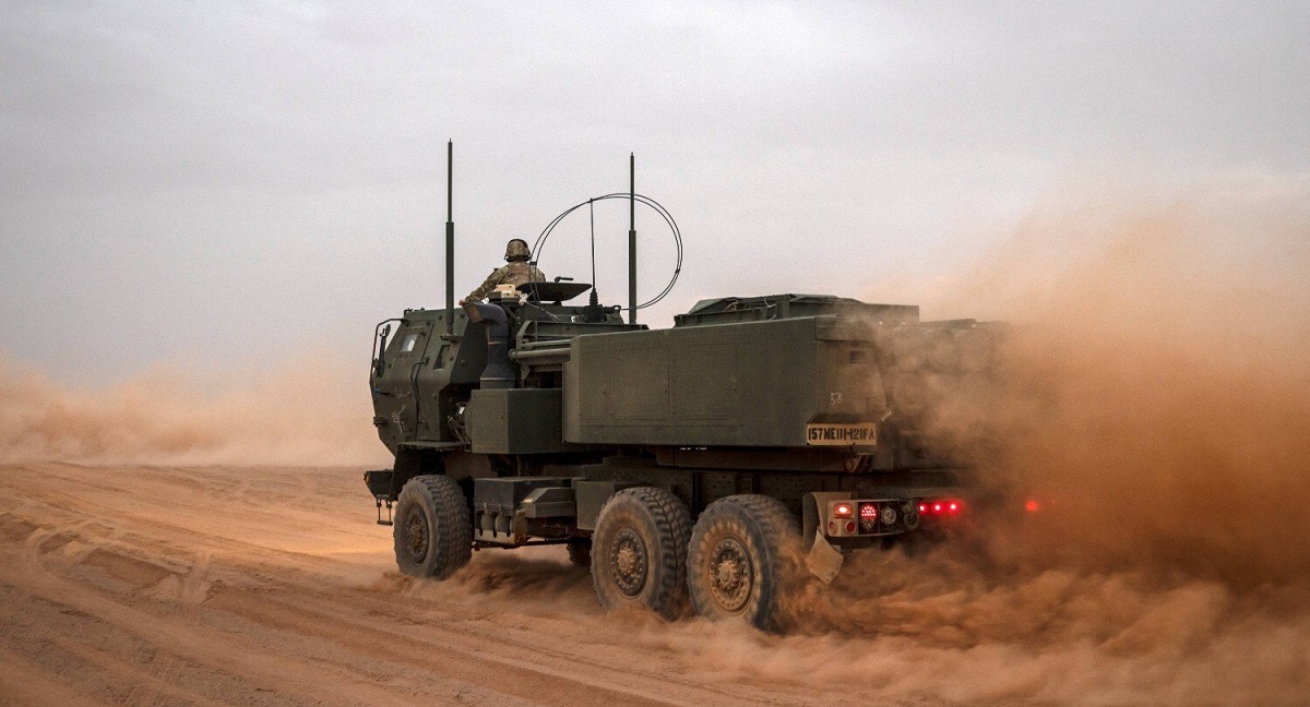 De VS hebben mogelijk een tweede partij M142 HIMARS-raketsystemen met hoge mobiliteit naar Syrië gestuurd. De VS hebben mogelijk een tweede partij M142 HIMARS-raketsystemen met hoge mobiliteit naar Syrië gestuurd.