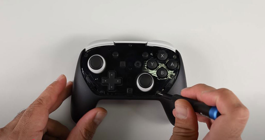 iFixit haalt de Pro controller voor Nintendo Switch 2 uit elkaar: wat zit erin?