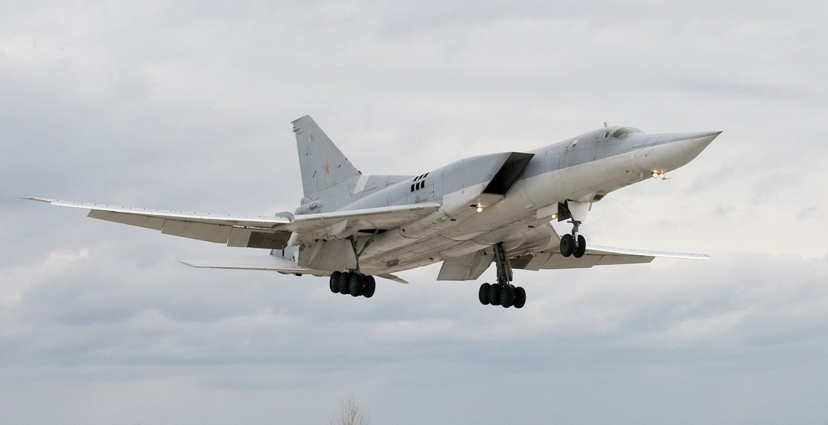 Een droneaanval kan supersonische Tu-22M3 raketbommenwerpers met nucleair vermogen hebben geraakt op een militaire basis in rusland. Een droneaanval kan supersonische Tu-22M3 raketbommenwerpers met nucleair vermogen hebben geraakt op een militaire basis in rusland.