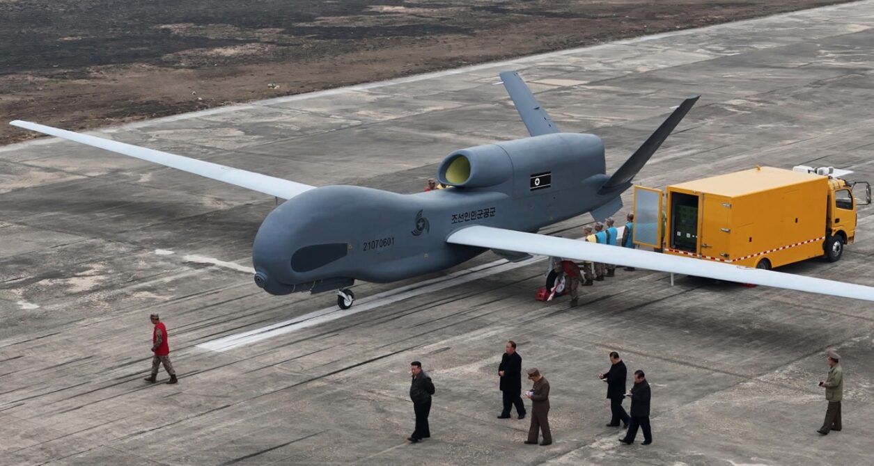 De DVK "stal" de Amerikaanse RQ-4 Global Hawk UAV en creëerde zijn eigen Saebyeol-4 De DVK "stal" de Amerikaanse RQ-4 Global Hawk UAV en creëerde zijn eigen Saebyeol-4