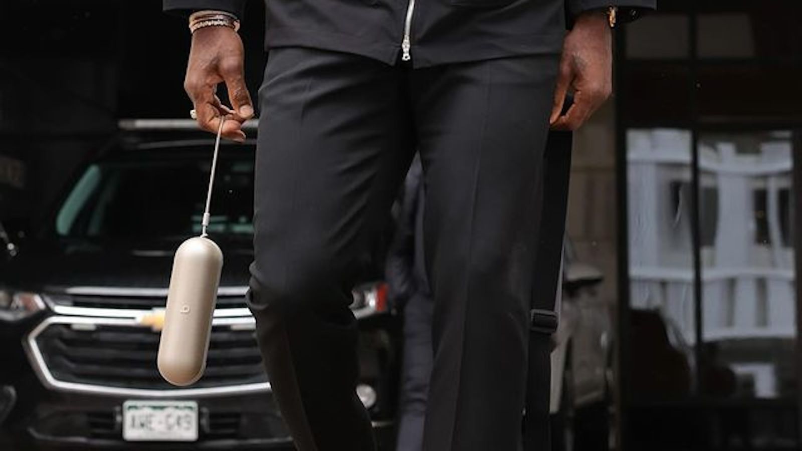 Basketballer LeBron James is voor een wedstrijd gespot met een onaangekondigde Apple Beats Pill speaker Basketballer LeBron James is voor een wedstrijd gespot met een onaangekondigde Apple Beats Pill speaker