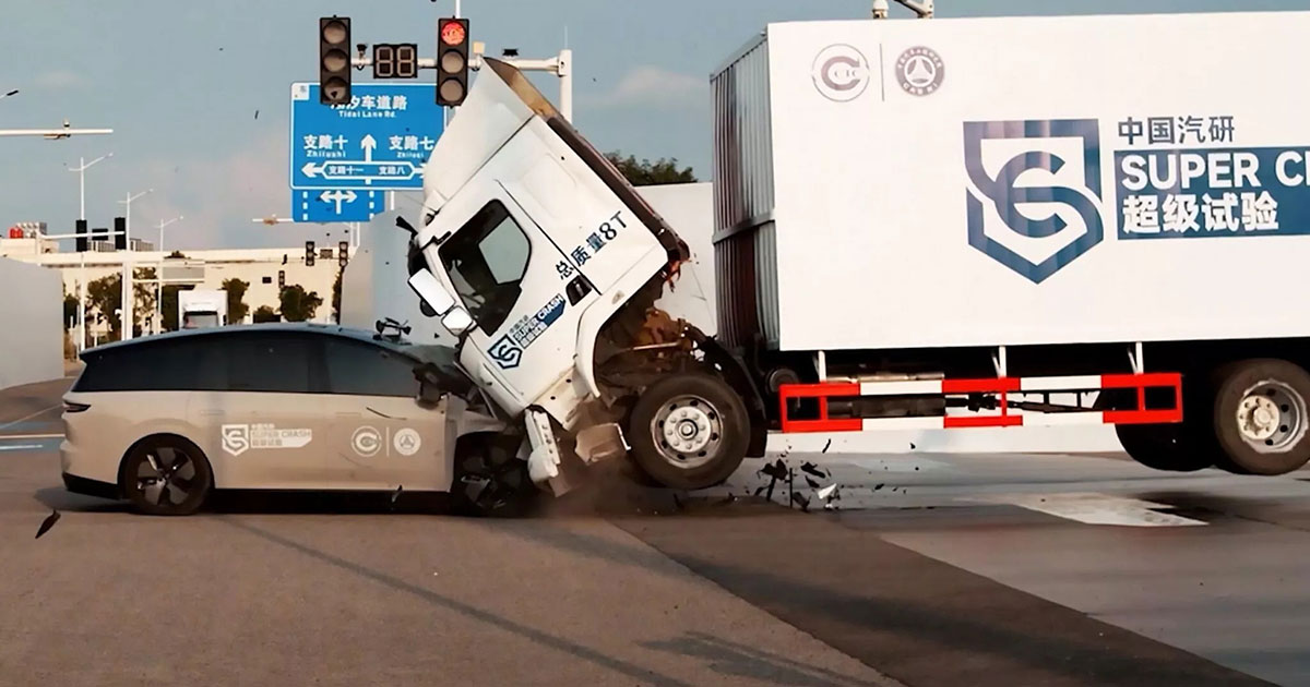 Ontrafeling van veerkracht: Li Auto i8 botsproef met Chenglong Botsing der Titanen: Li Auto i8 en Chenglong Botsproef