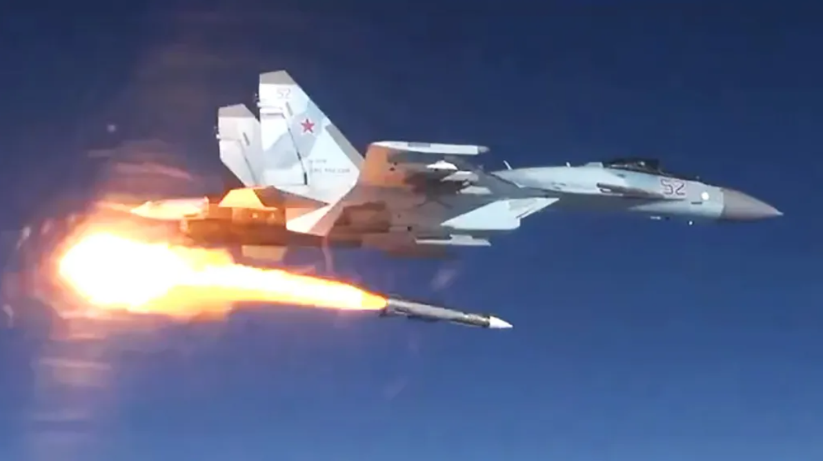 Van de lucht naar het doel: Hoe de lancering van de R-37M raket vanuit Su-35S werkt Detaillering: Lancering van R-37M geleide raket vanuit Su-35S straaljager