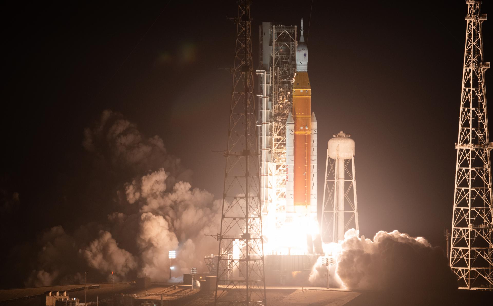 Amerikanen lopen het risico niet op de maan te landen in 2025 door problemen met ruimtepakken en de landingsmodule van SpaceX Amerikanen lopen het risico niet op de maan te landen in 2025 door problemen met ruimtepakken en de landingsmodule van SpaceX
