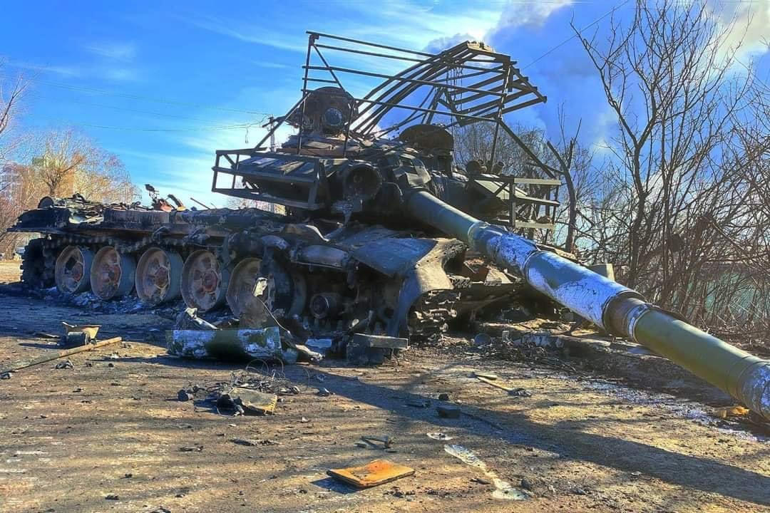 Tank in brand: hoe illustraties de gevolgen van oorlog weerspiegelen Illustratie van een beschadigde Russische tank: een artistieke interpretatie van het huidige conflict