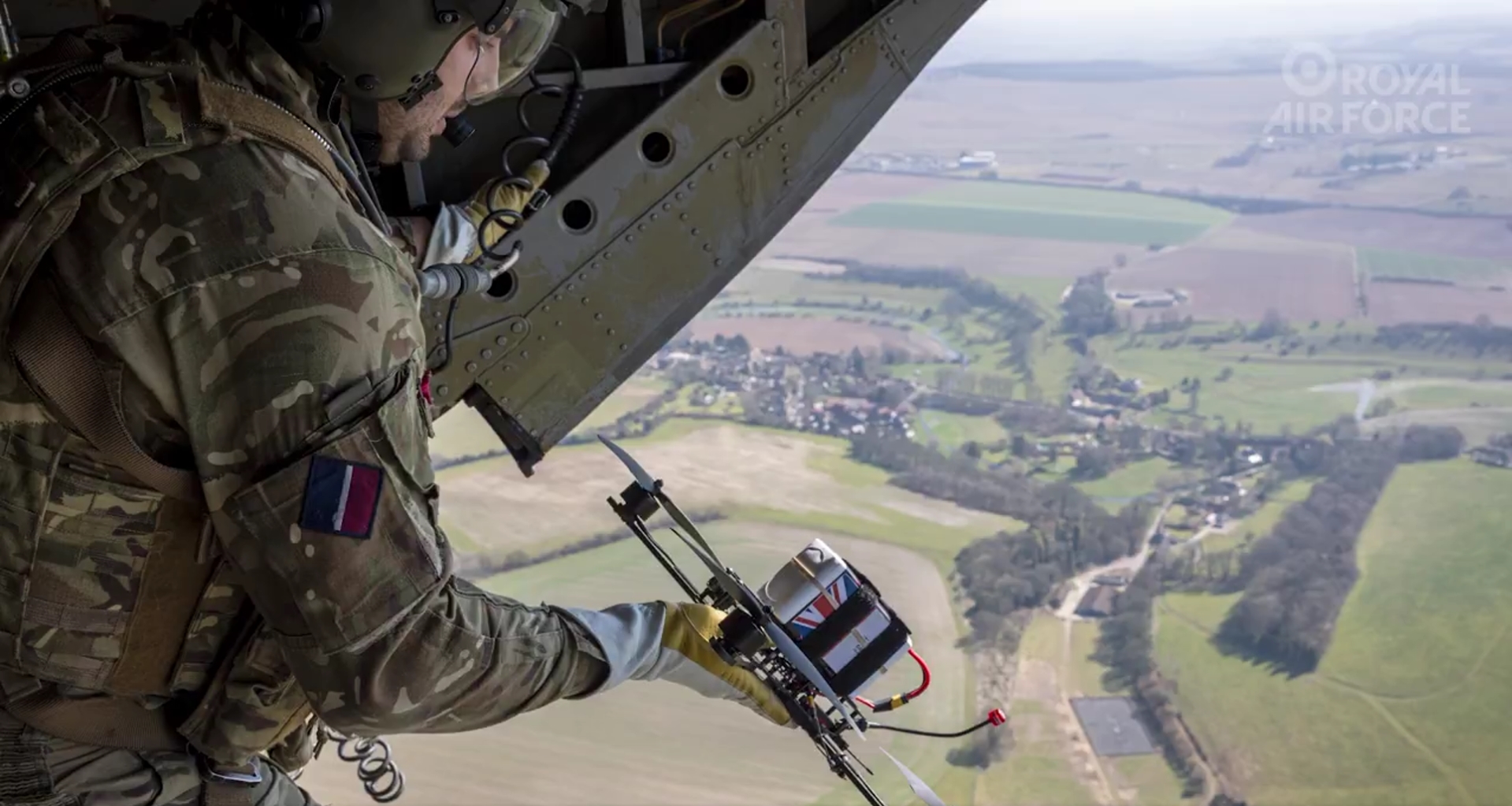Technologieën van de toekomst: FPV-drone vlucht vanuit een Chinook Epische acrobatiek: Indrukwekkende FPV-drone op een Chinook