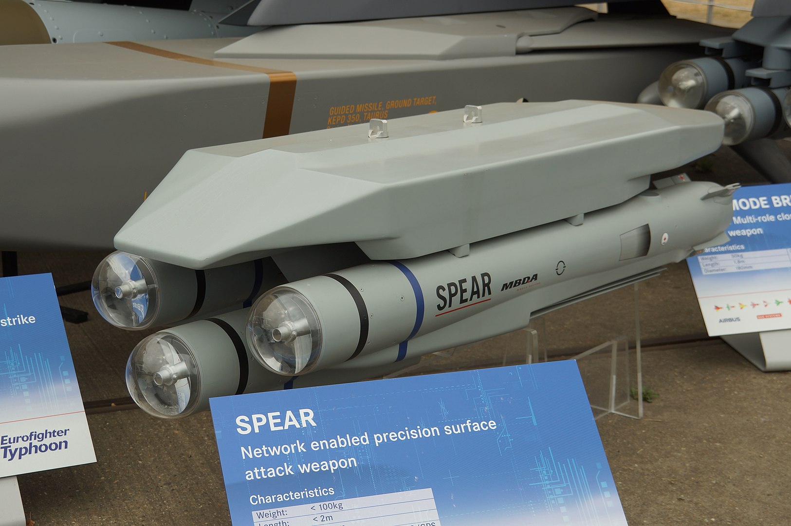 De raket van de toekomst van SPEAR 3: een nieuw transportformaat met ingeklapte vleugels Ontmoet SPEAR 3: Raket garderobe met hangconsole