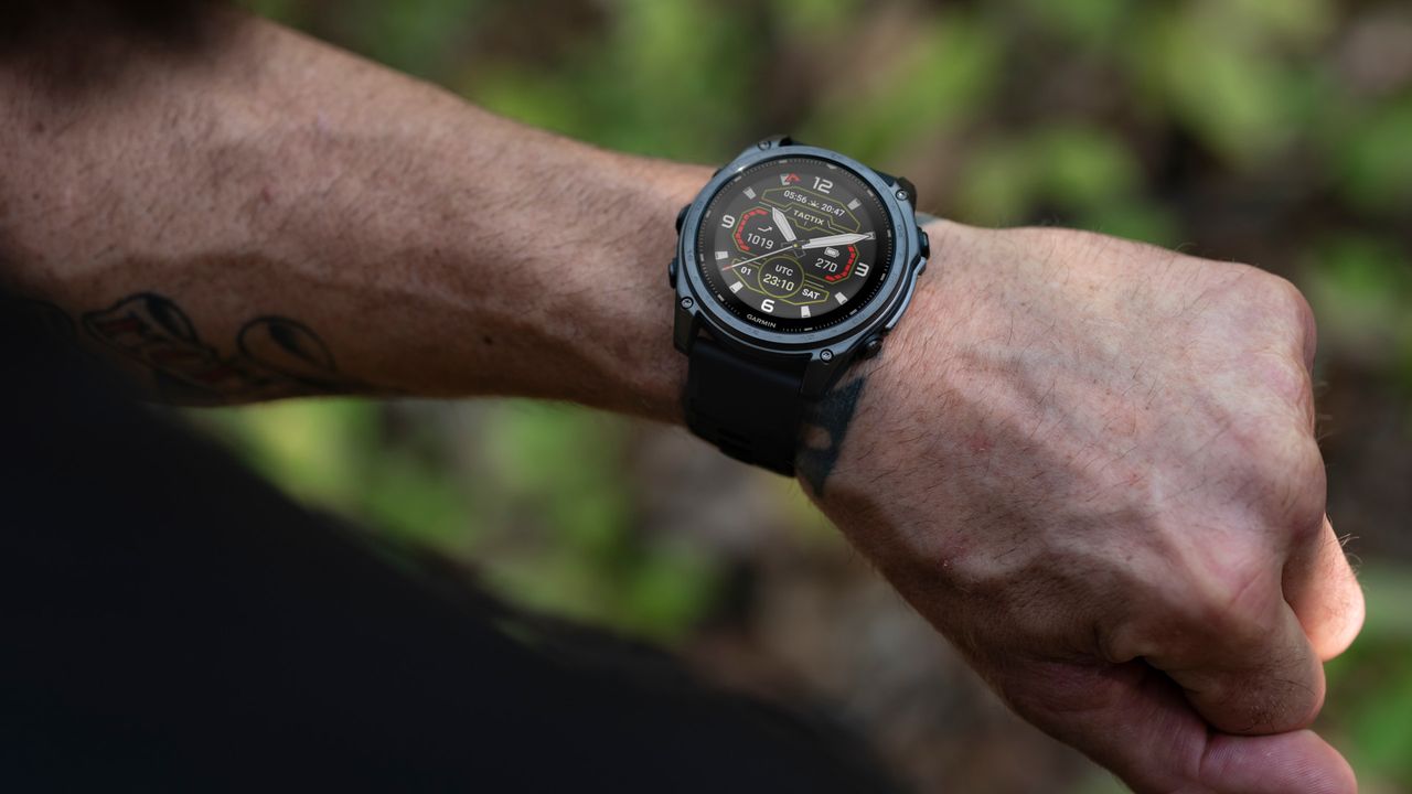 Update voor echte enthousiastelingen: Garmin voegt een spraakassistent toe aan Fenix 8 en Tactix 8 Garmin verbetert Fenix 8 en Tactix 8 met nieuwe functies van de spraakassistent