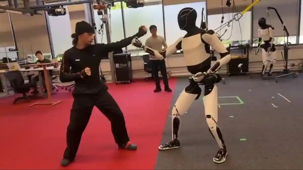Optimus in actie: screenshot van de sparring video van de robot van Tesla