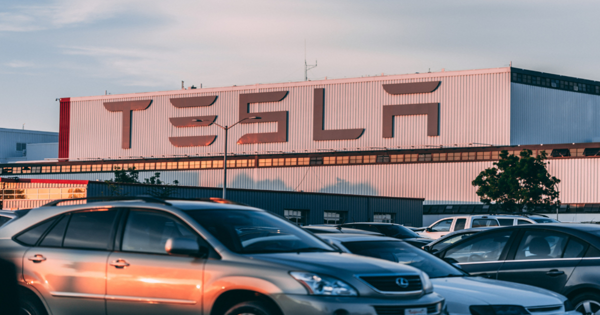 Een ongeluk en automatische piloot: Tesla schikt rechtszaak over dodelijke crash Een ongeluk en automatische piloot: Tesla schikt rechtszaak over dodelijke crash