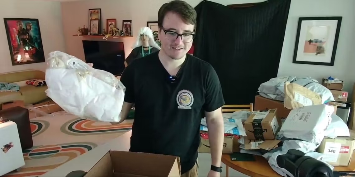 WTF: Twitch-streamer General Sam kreeg een verpakt dood varken en een stuk uraniumerts toegestuurd door 'fans' WTF: Twitch-streamer General Sam kreeg een verpakt dood varken en een stuk uraniumerts toegestuurd door 'fans'