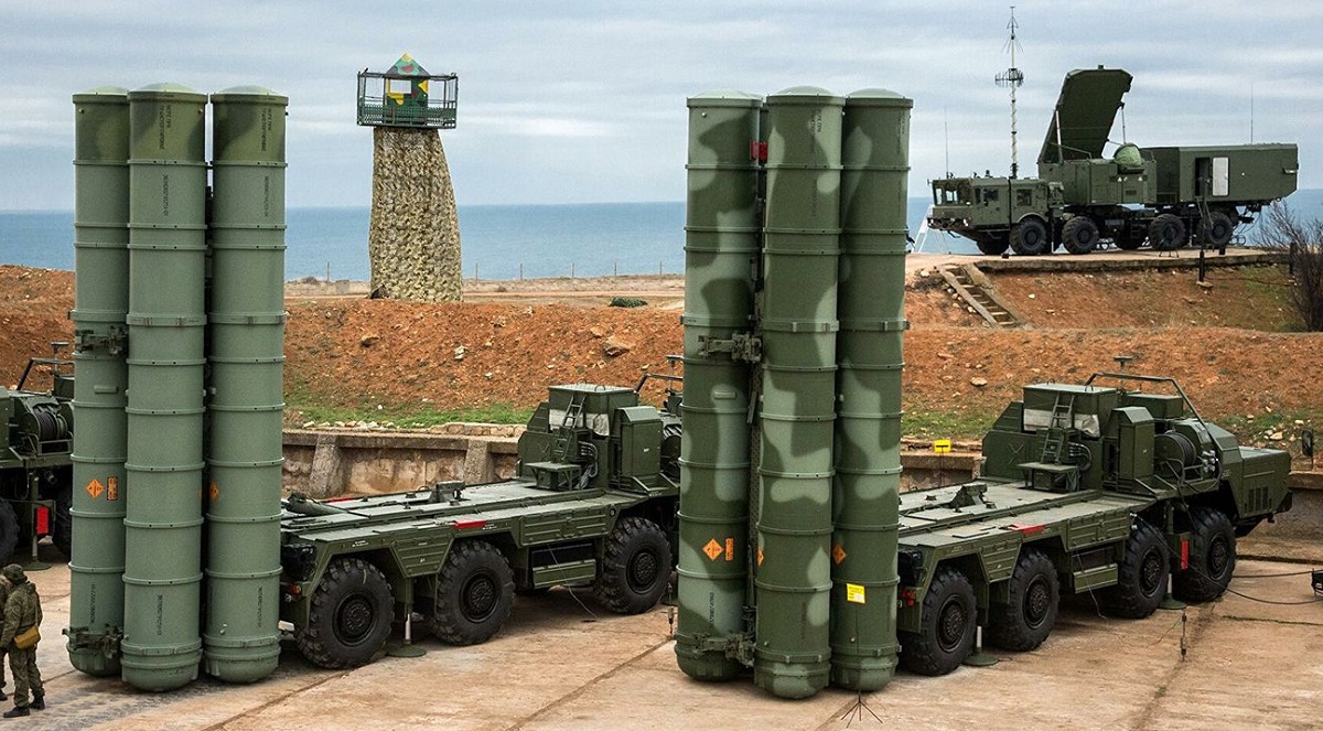 De Oekraïense strijdkrachten hebben het Russische luchtverdedigingssysteem een enorme klap toegebracht: samen met de S-400 werden drie lanceerinrichtingen van het S-300 grond-luchtraketsysteem in één keer geraakt.