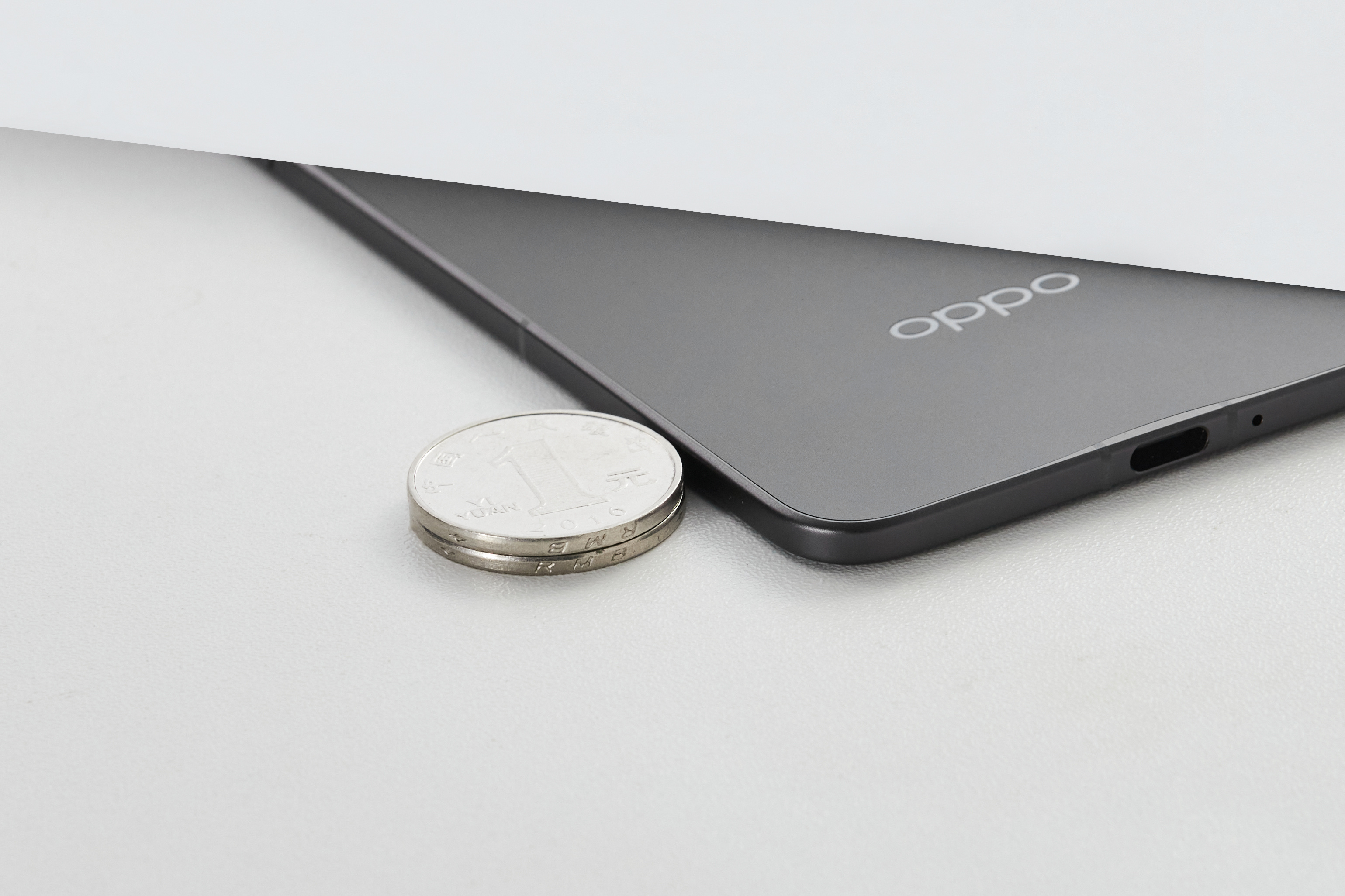 Oppo Find N5 smartphone in geopende staat Oppo Find N5 smartphone in geopende staat