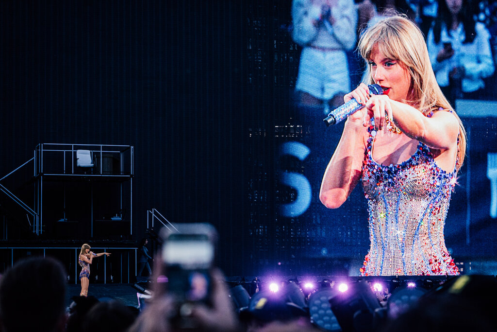 Oplichters maakten een deepfake van Taylor Swift die 'gratis' luxe serviesgoedsets weggeeft