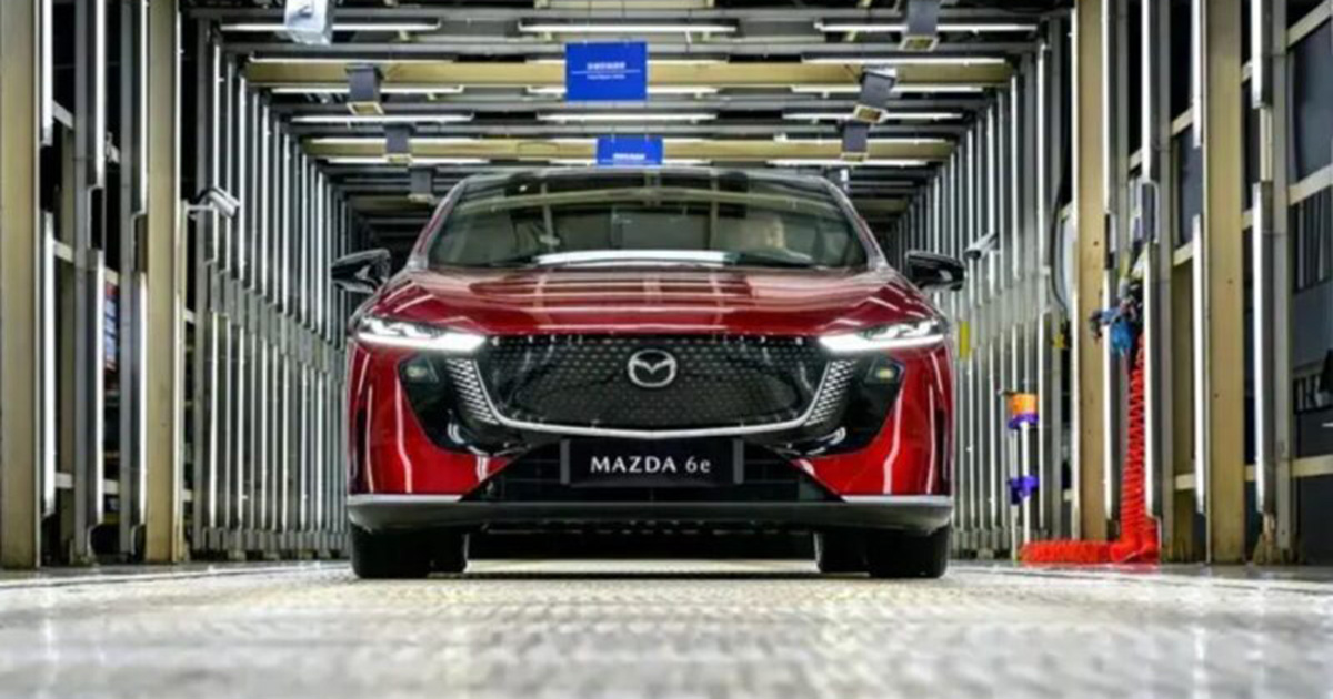 Mazda 6e in de Changan-Mazda-fabriek De eerste Mazda 6e in productie bij de Changan-Mazda fabriek in China.