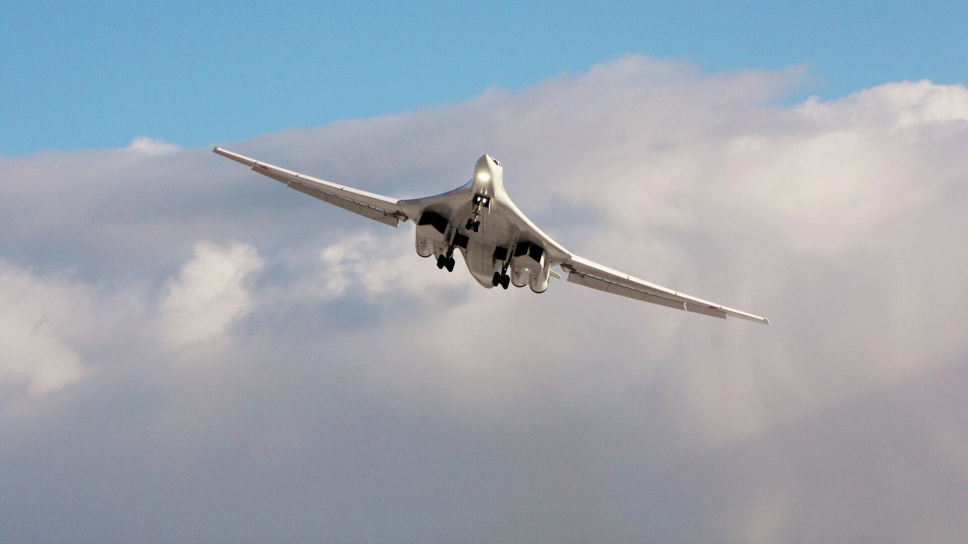 In 2023 zullen de Russische strijdkrachten vier gemoderniseerde Tu-160M strategische bommenwerpers-rakettendragers ontvangen, die nucleaire en hypersonische wapens kunnen dragen. In 2023 zullen de Russische strijdkrachten vier gemoderniseerde Tu-160M strategische bommenwerpers-rakettendragers ontvangen, die nucleaire en hypersonische wapens kunnen dragen.