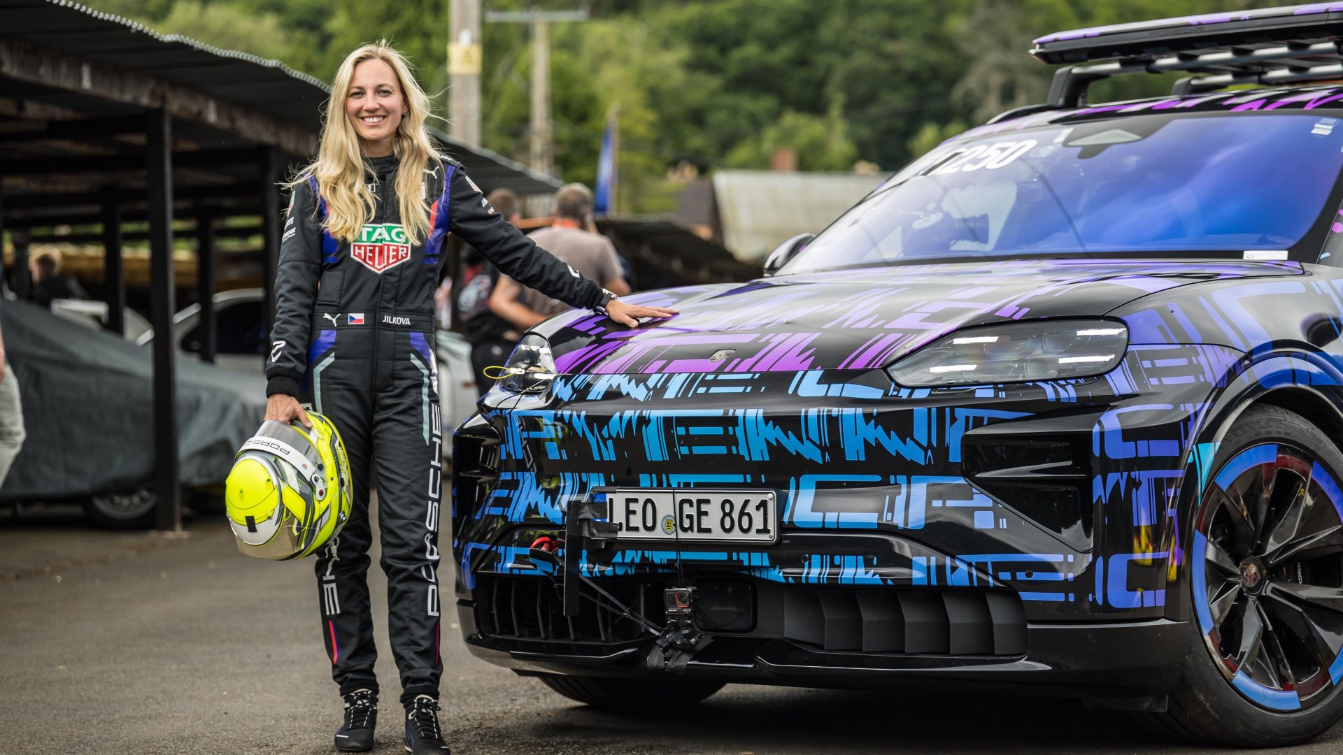 De eerste volledig elektrische Porsche Cayenne op het Shelsley Walsh circuit De eerste volledig elektrische Porsche Cayenne op het Shelsley Walsh circuit