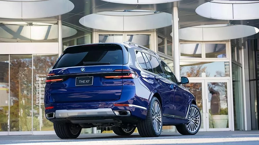 BMW X7 Nishiki Lounge in fluweelblauw. BMW X7 Nishiki Lounge in fluweelblauw.