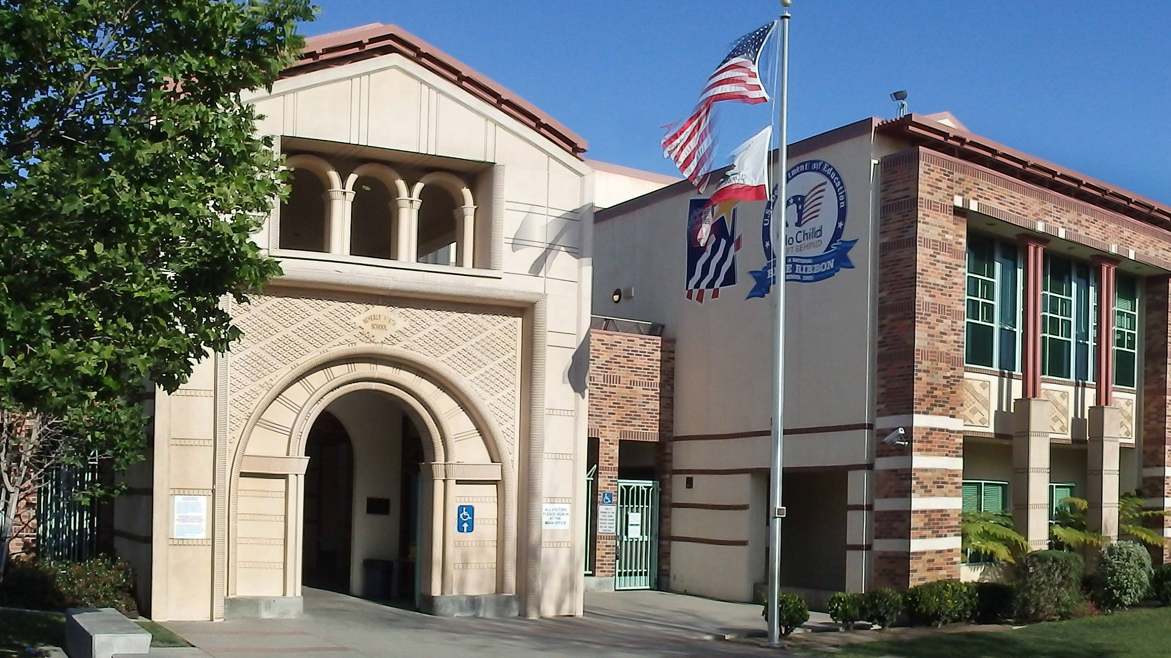 Beverly Hills schooldistrict schorst vijf studenten voor het gebruik van AI om valse naaktfoto's te maken Beverly Hills schooldistrict schorst vijf studenten voor het gebruik van AI om valse naaktfoto's te maken