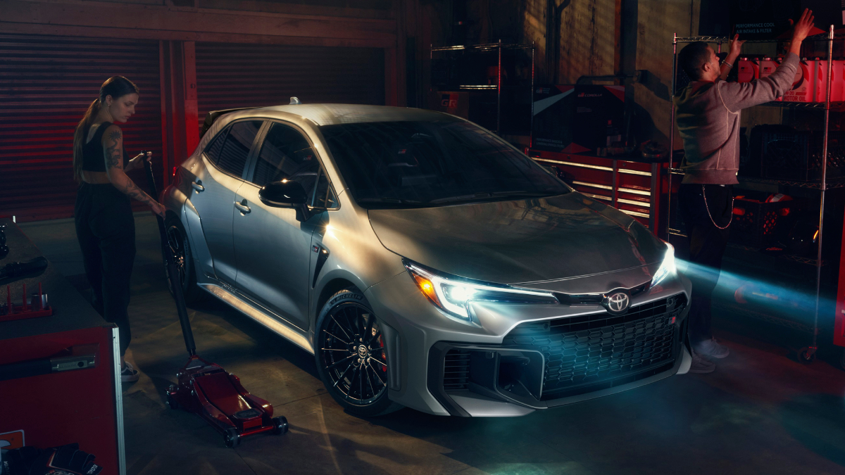 Toyota GR Corolla Toyota GR Corolla in de achtergrond van het productieproces