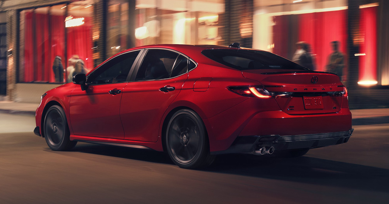 2026 Toyota Camry Nightshade Edition - achteraanzicht 2026 Toyota Camry Nightshade Edition - achteraanzicht