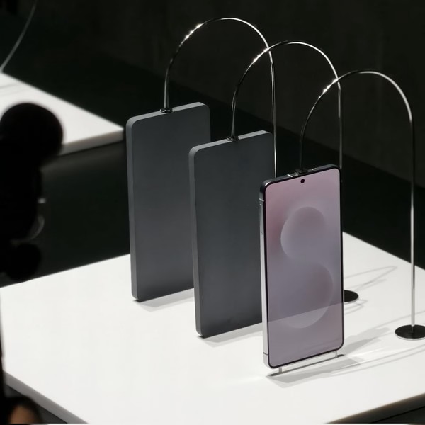 Galaxy S25 Edge smartphone te zien op de beurs Galaxy S25 Edge smartphone te zien op de beurs