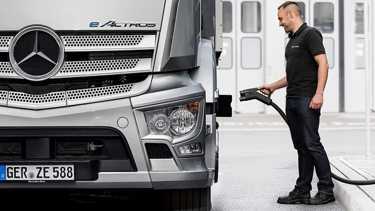 De lader aansluiten op een Mercedes eActros-truck De lader aansluiten op een Mercedes eActros-truck