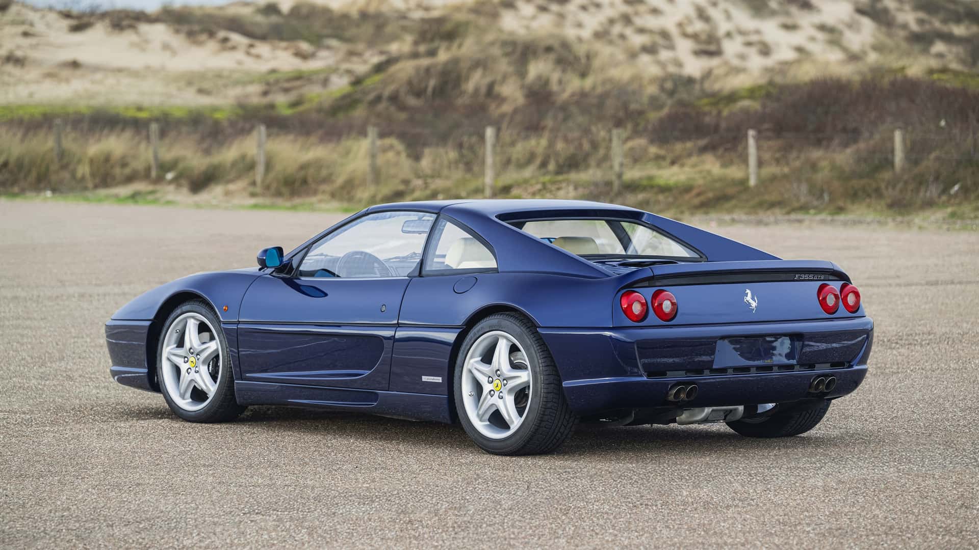 Het interieur van de Ferrari F355 GTS van Michael Schumacher. Het interieur van de Ferrari F355 GTS van Michael Schumacher.