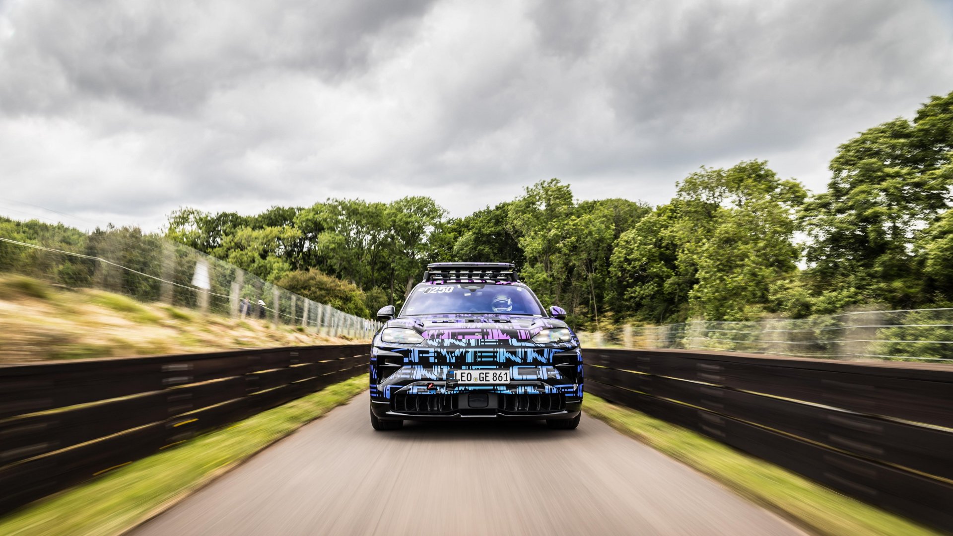 Een elektrische Porsche Cayenne tijdens de race Een elektrische Porsche Cayenne tijdens de race