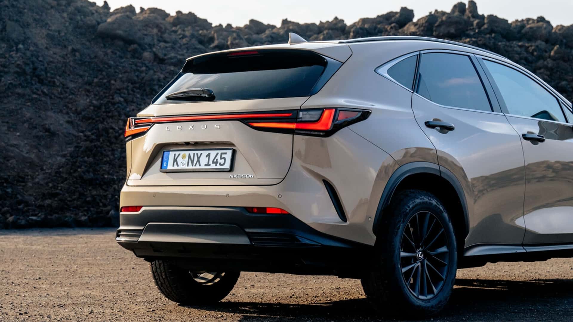 Achterkant van de Lexus NX Overtrail Achterkant van de Lexus NX Overtrail