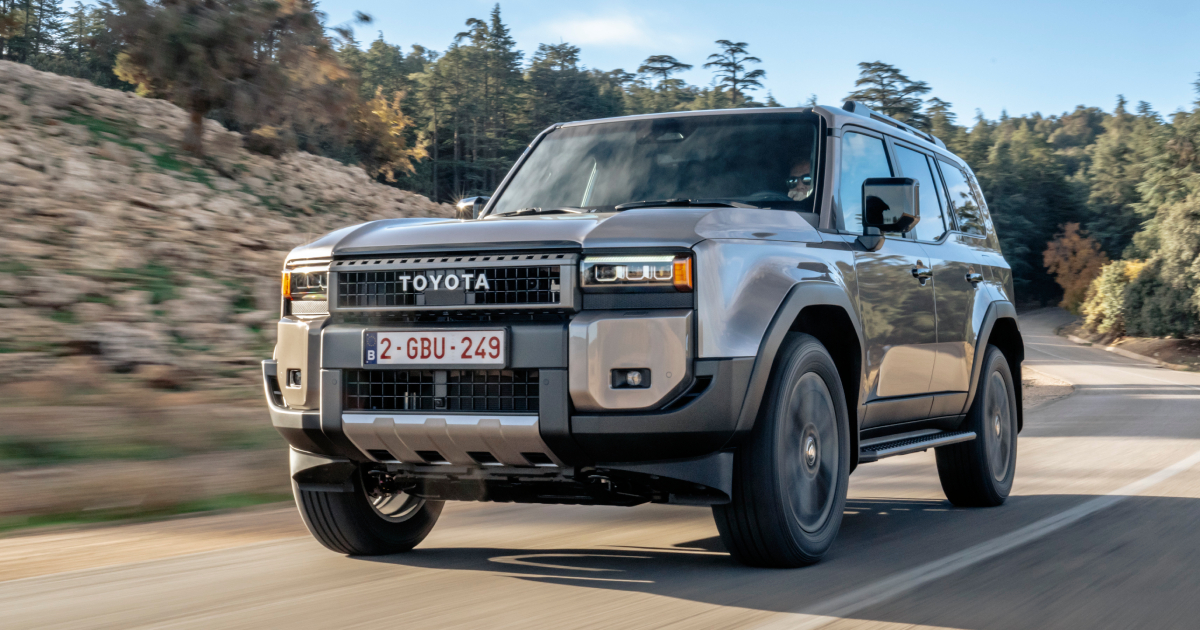 Toyota Land Cruiser J250 tegen de achtergrond van de natuur