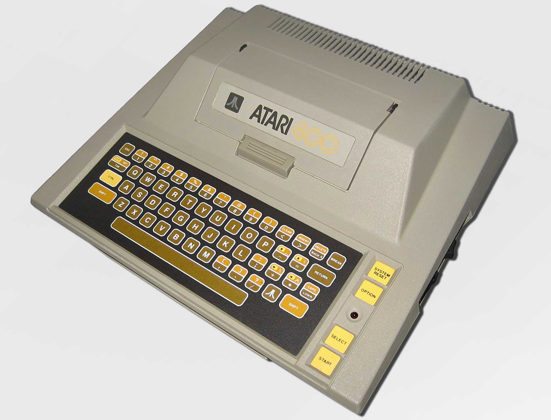 Atari 400 - de eerste computer van de 14-jarige Gary McKinnon Atari 400 - de eerste computer van de 14-jarige Gary McKinnon