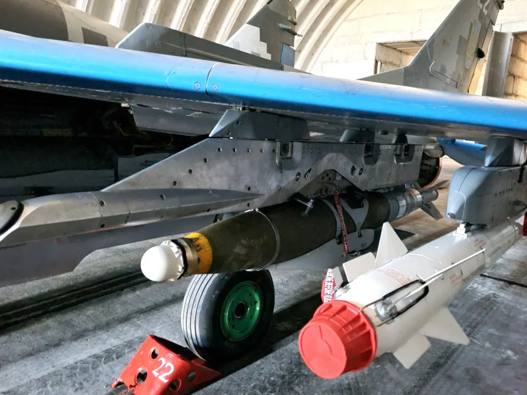 JDAM-ER bom op een Oekraïense MiG-29 JDAM-ER bom op een Oekraïense MiG-29