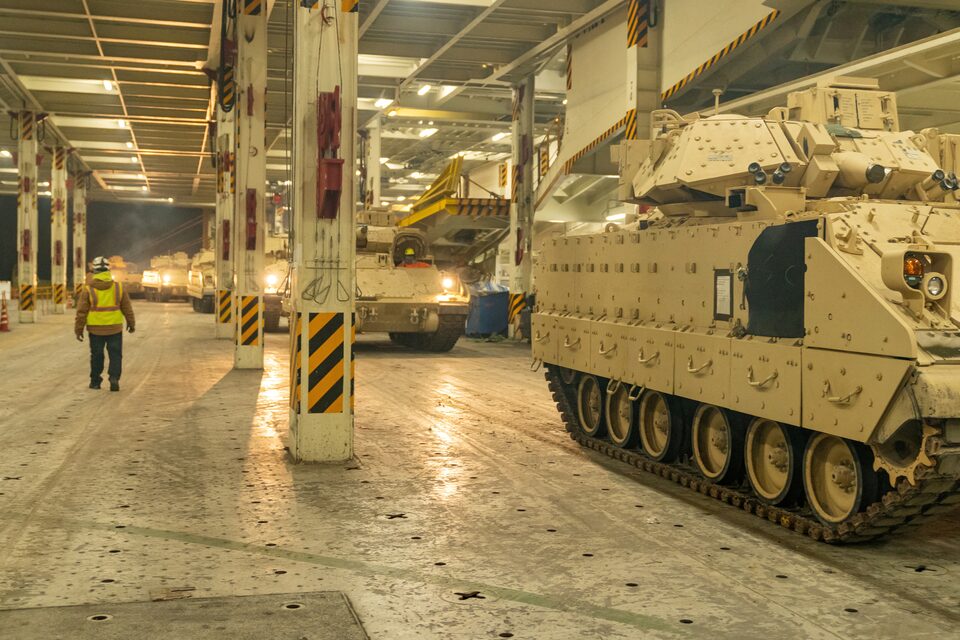 Bradley op weg naar Oekraïne wordt geladen op het vliegdekschip ARC Integrity Bradley op weg naar Oekraïne wordt geladen op het vliegdekschip ARC Integrity