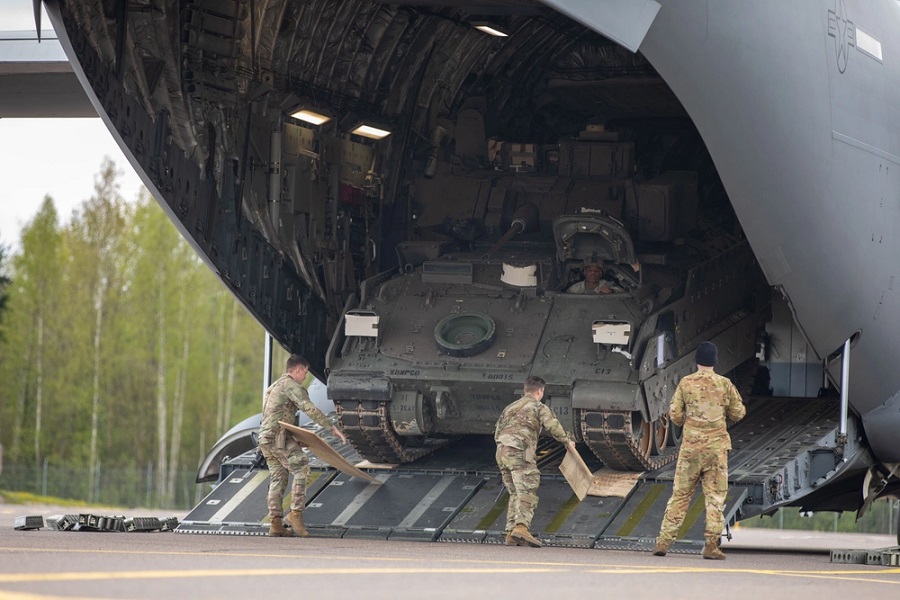 Bradley lossen in Estland. Illustratie: US Army