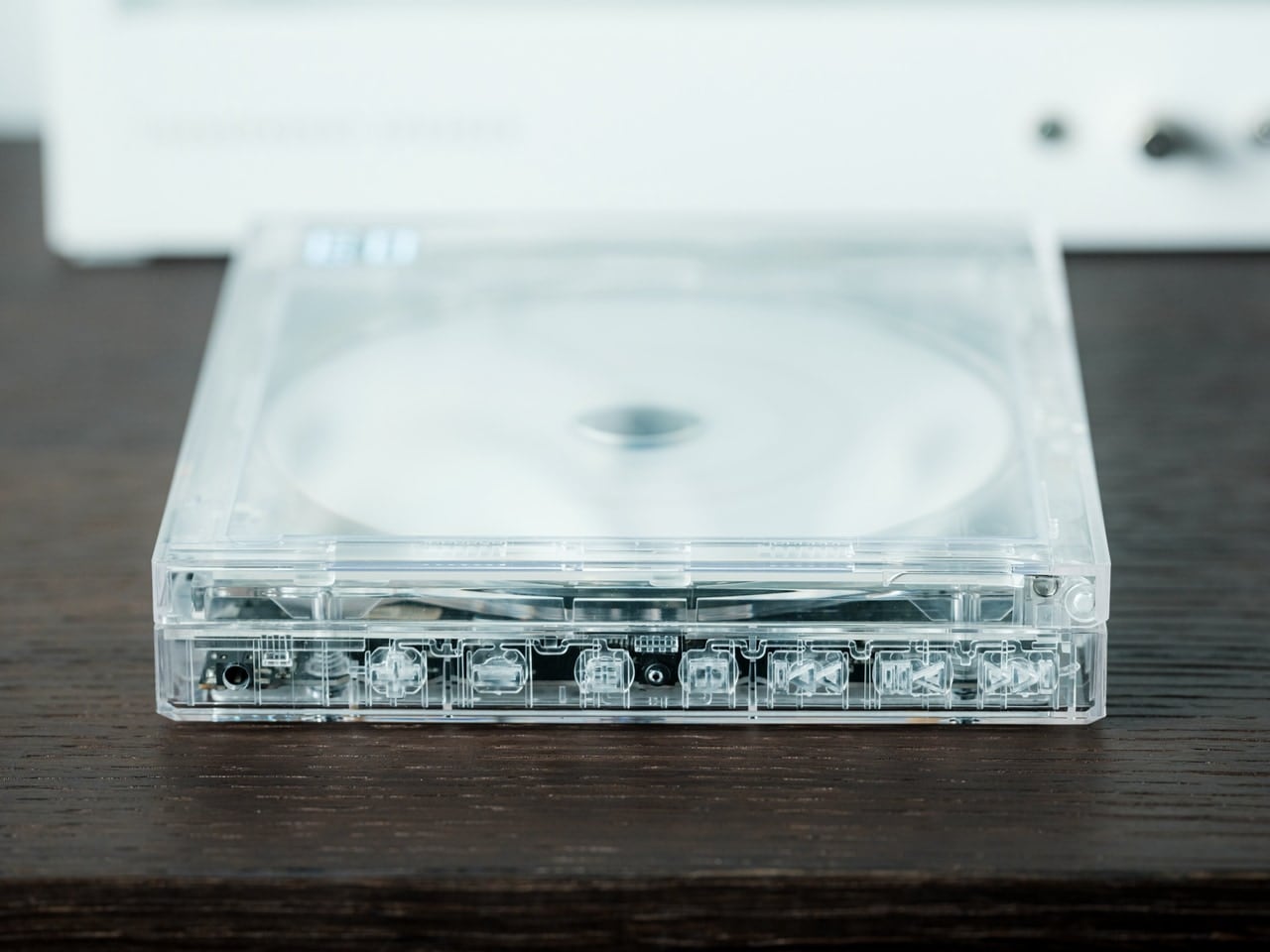 ClearFrame CD-speler op de achtergrond van de albumhoes
