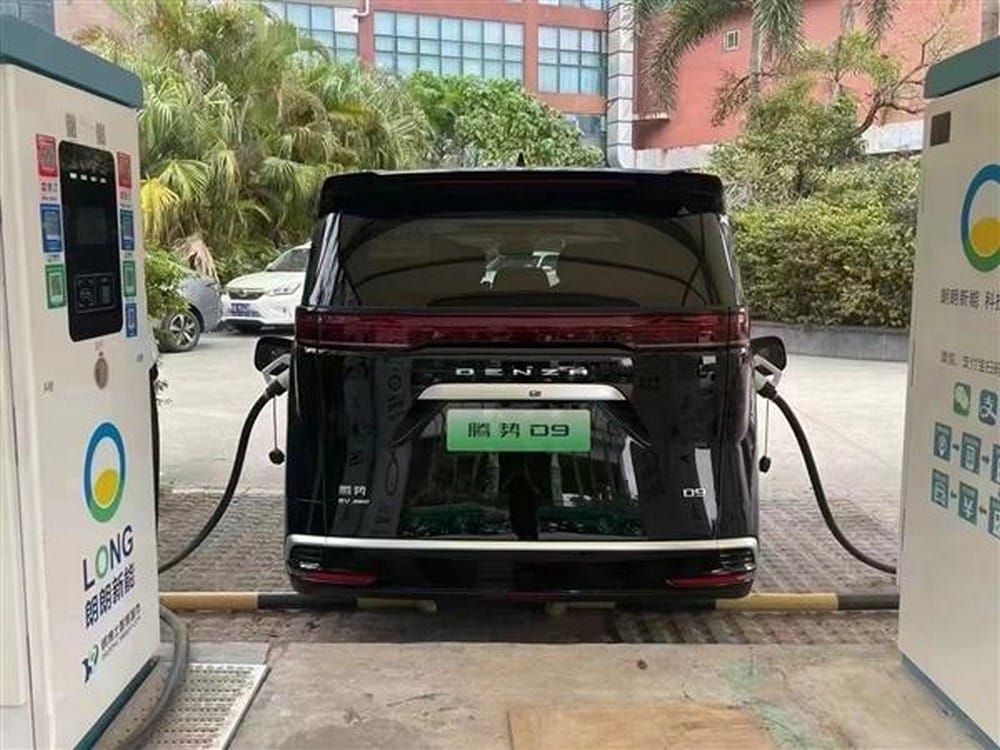 Dubbel opladen van de Denza D9 minibus