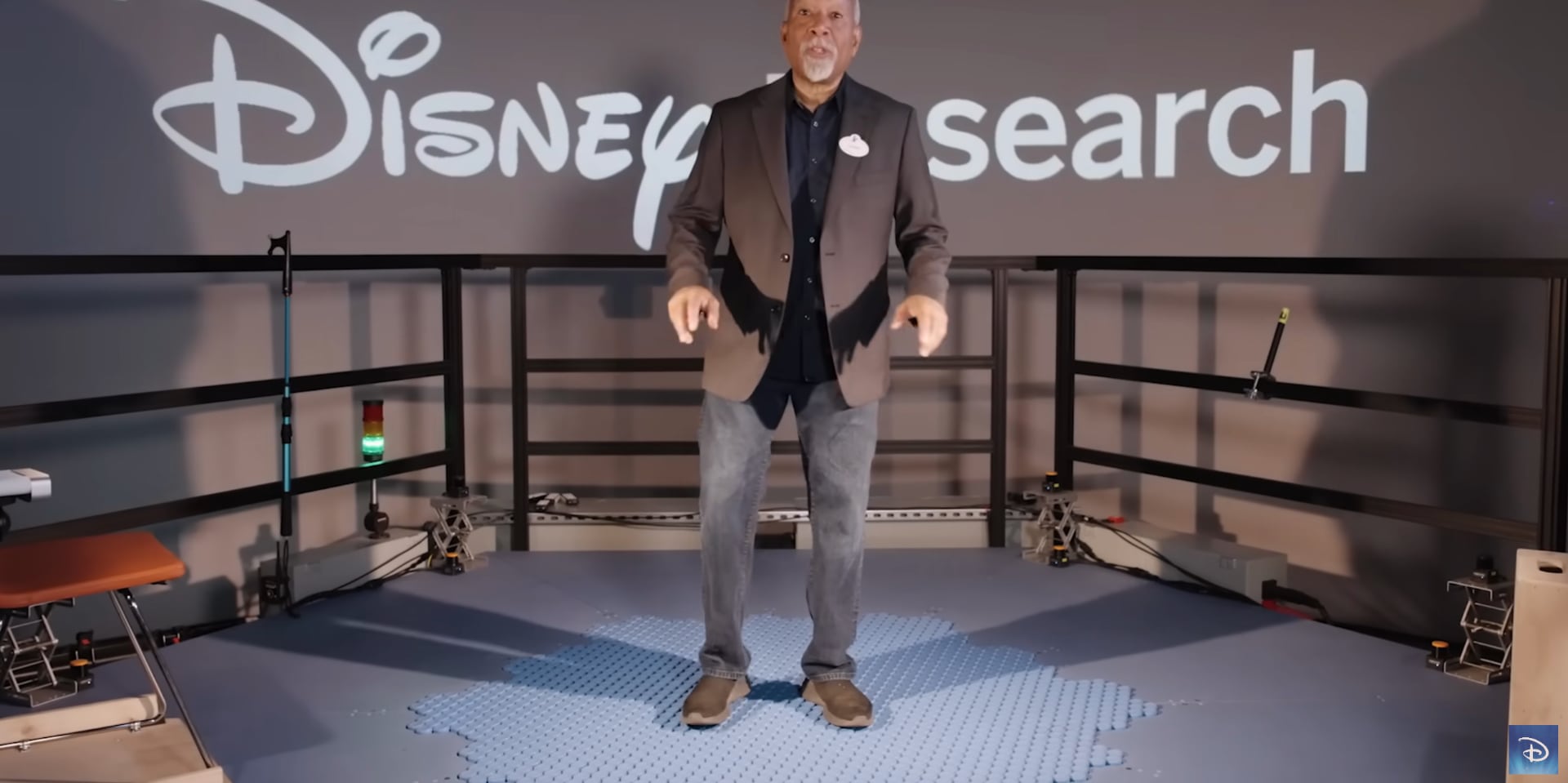 Disney HoloTile: 's werelds eerste omnidirectionele vloer voor multi-user VR-ervaringen (video) Disney HoloTile: 's werelds eerste omnidirectionele vloer voor multi-user VR-ervaringen (video)